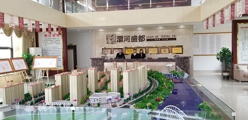 公園里,人在林水間,游園賞景,鳥語花香。